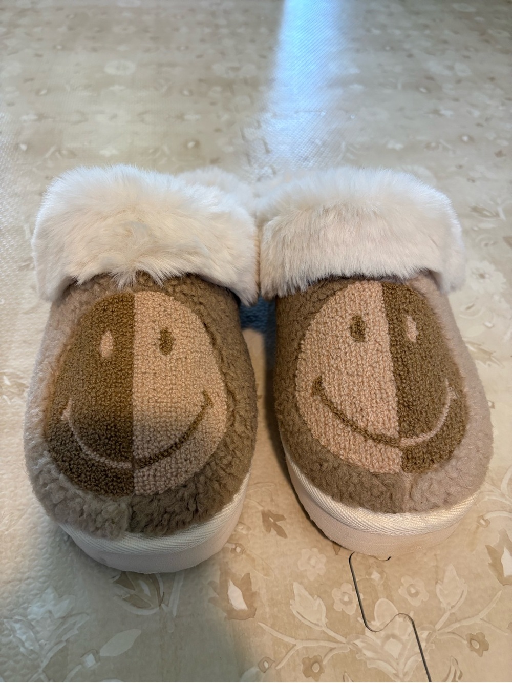 AE Smiley Slipper - Beige Faux Fur Trim